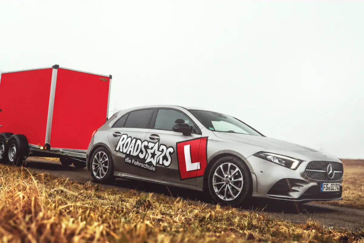 Fahrschulwagen zieht Anhänger