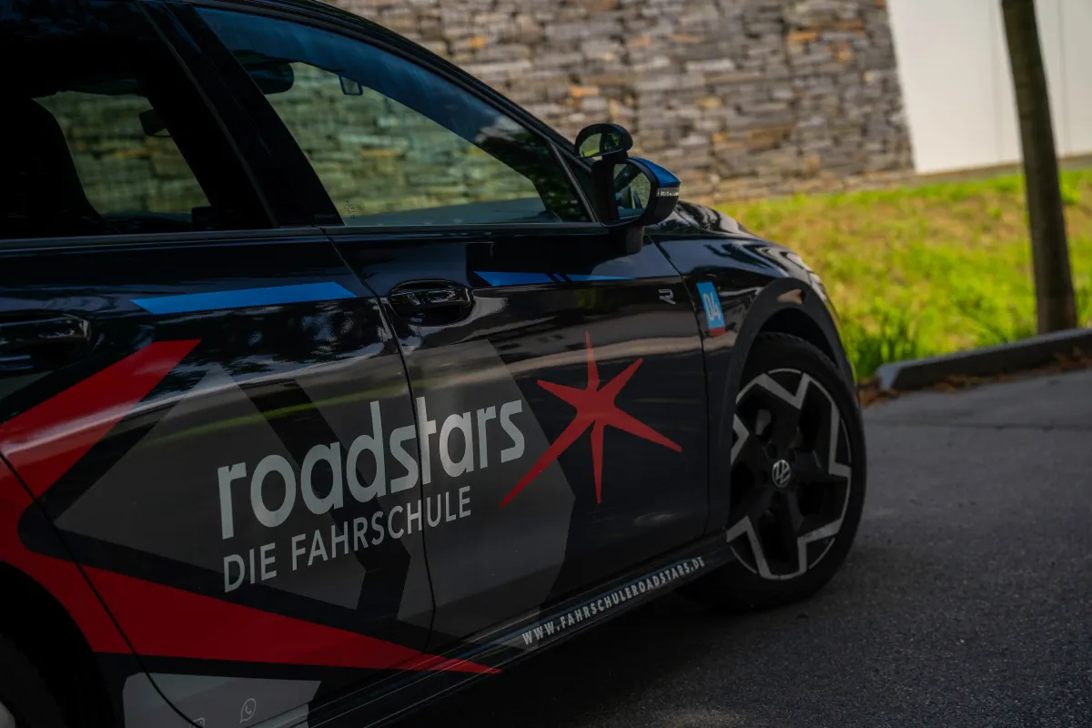 Roadstars Fahrschulwagen mit großem Schriftzug