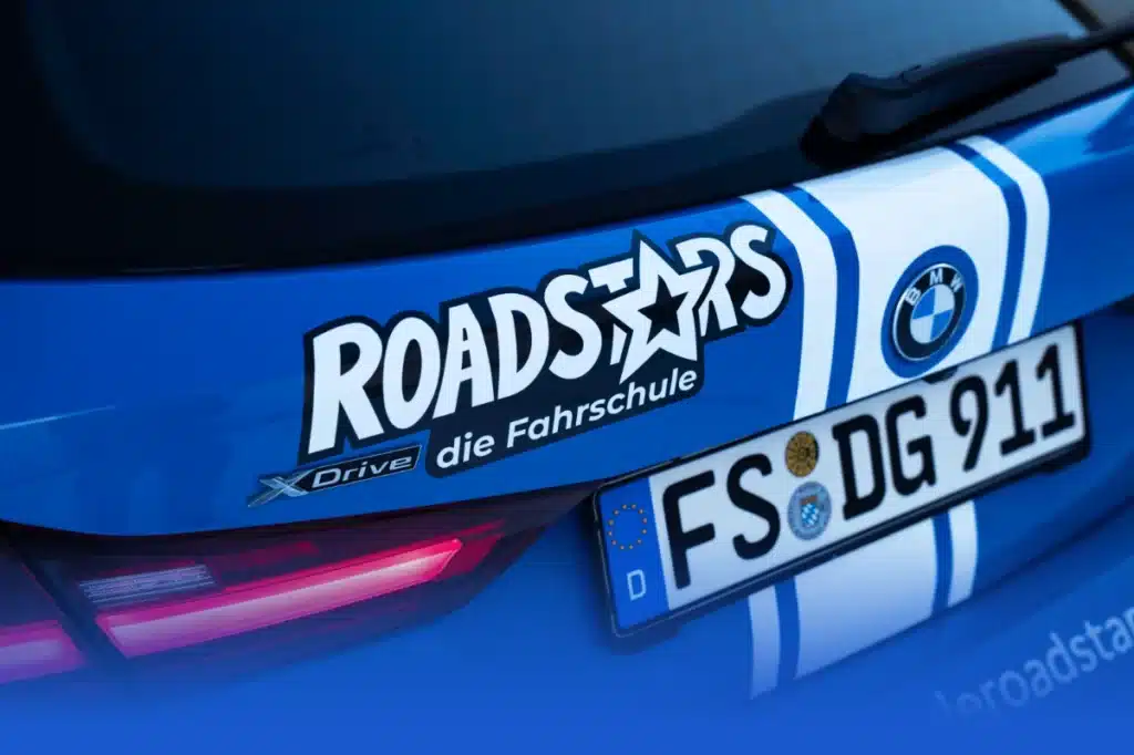 Stražnji pogled na plavi automobil autoškole Roadstars