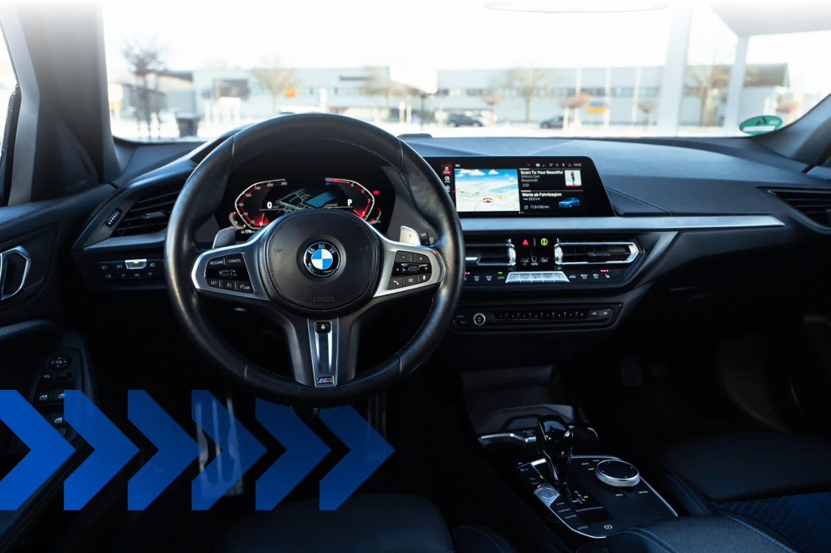 Cockpit eines modernen BMW-Fahrschulwagens